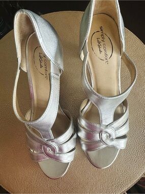Simply Comfort Silver Women's elastic Slingback Sandals New without Box.